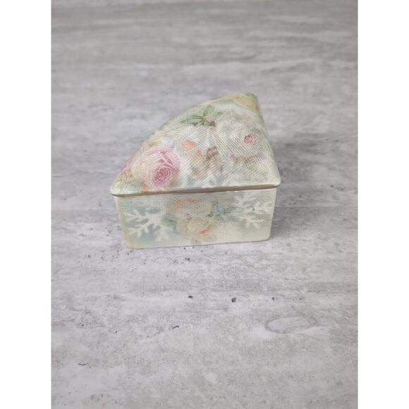 1910 Antique ROYAL BAYREUTH, Bavaria ROSE TAPESTRY, Small Trinket Dish, Triangle - Picture 1 of 12